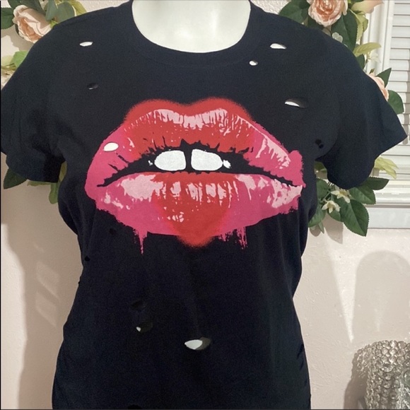 Torrid NWOT Distressed Lips Graphic Crew Neck Tee - Picture 6 of 6